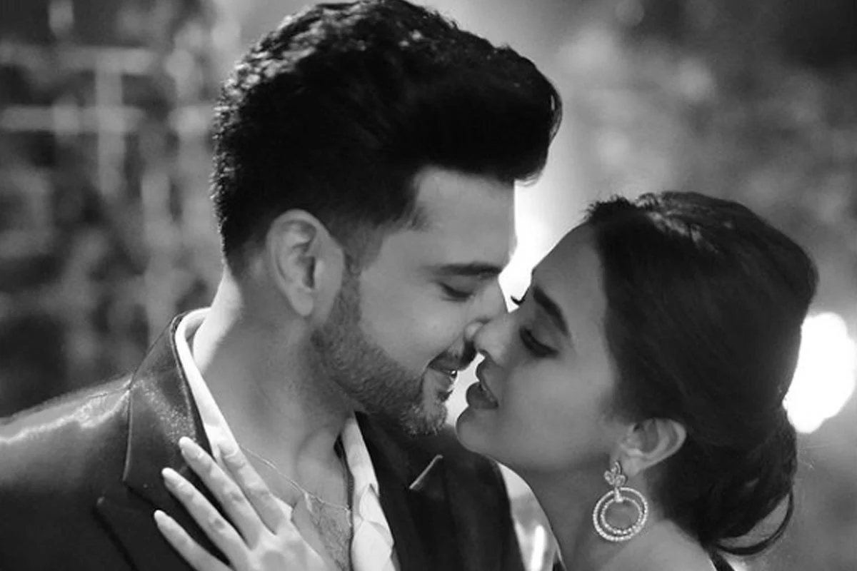 Paraksh Rrr Karan Kundrra-Tejasswi Paraksh's kissing video went viral - BloggBuzz